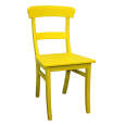 Gelber Massivhol-Stuhl im Landhausstil