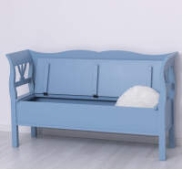 Blaue Sitzbank mit Rückenlehne und Stauraum